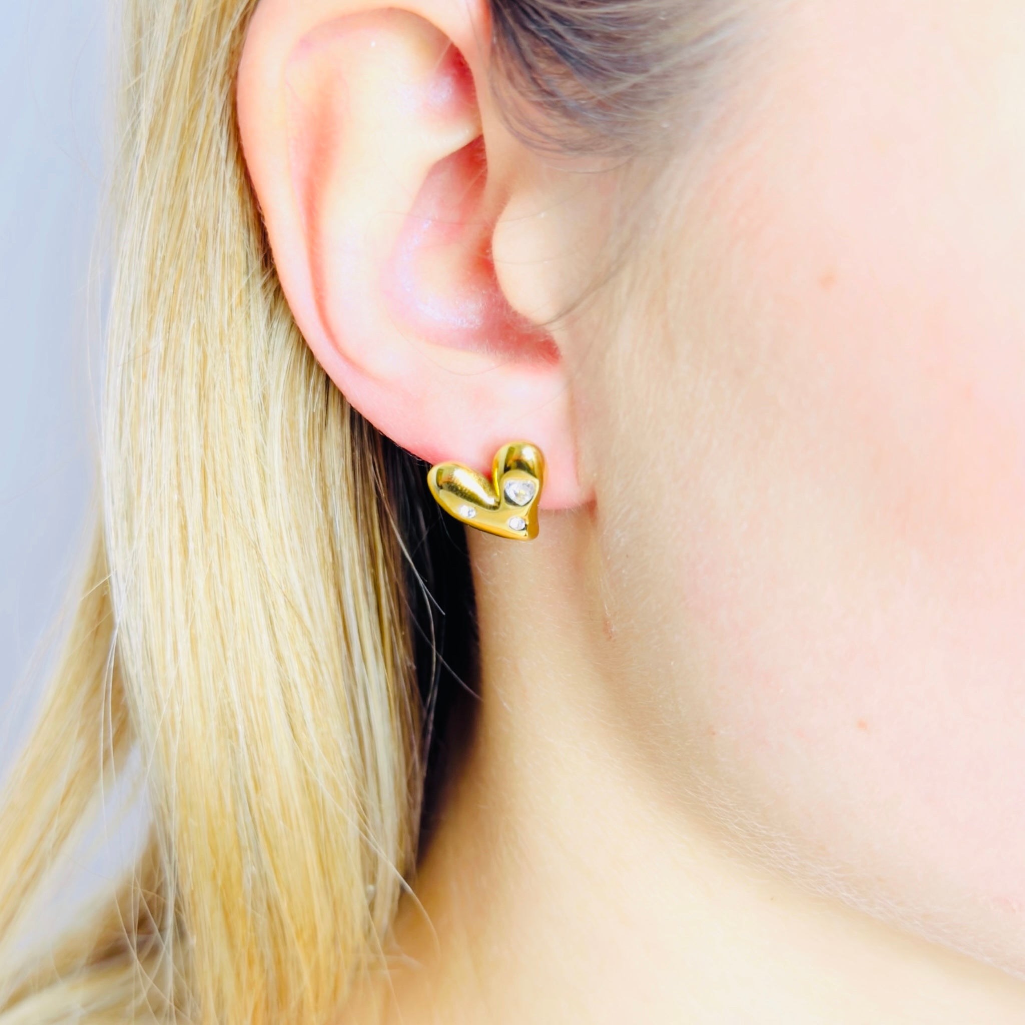 Twinkle heart stud earrings