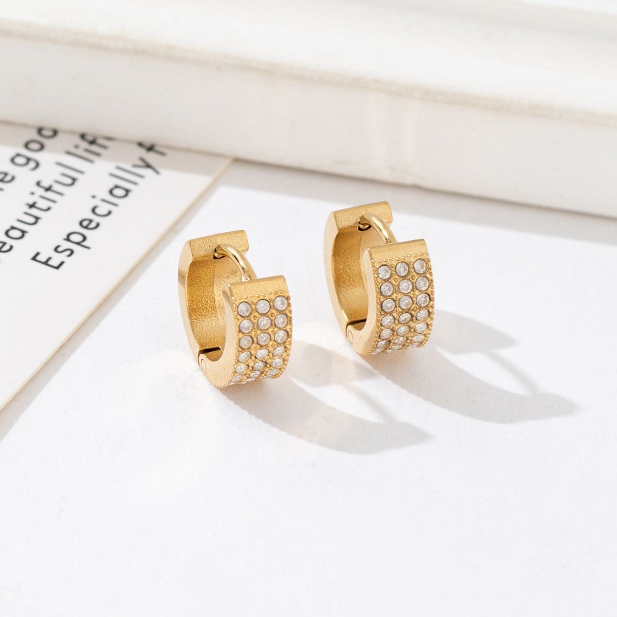 Basic rhinestone earring