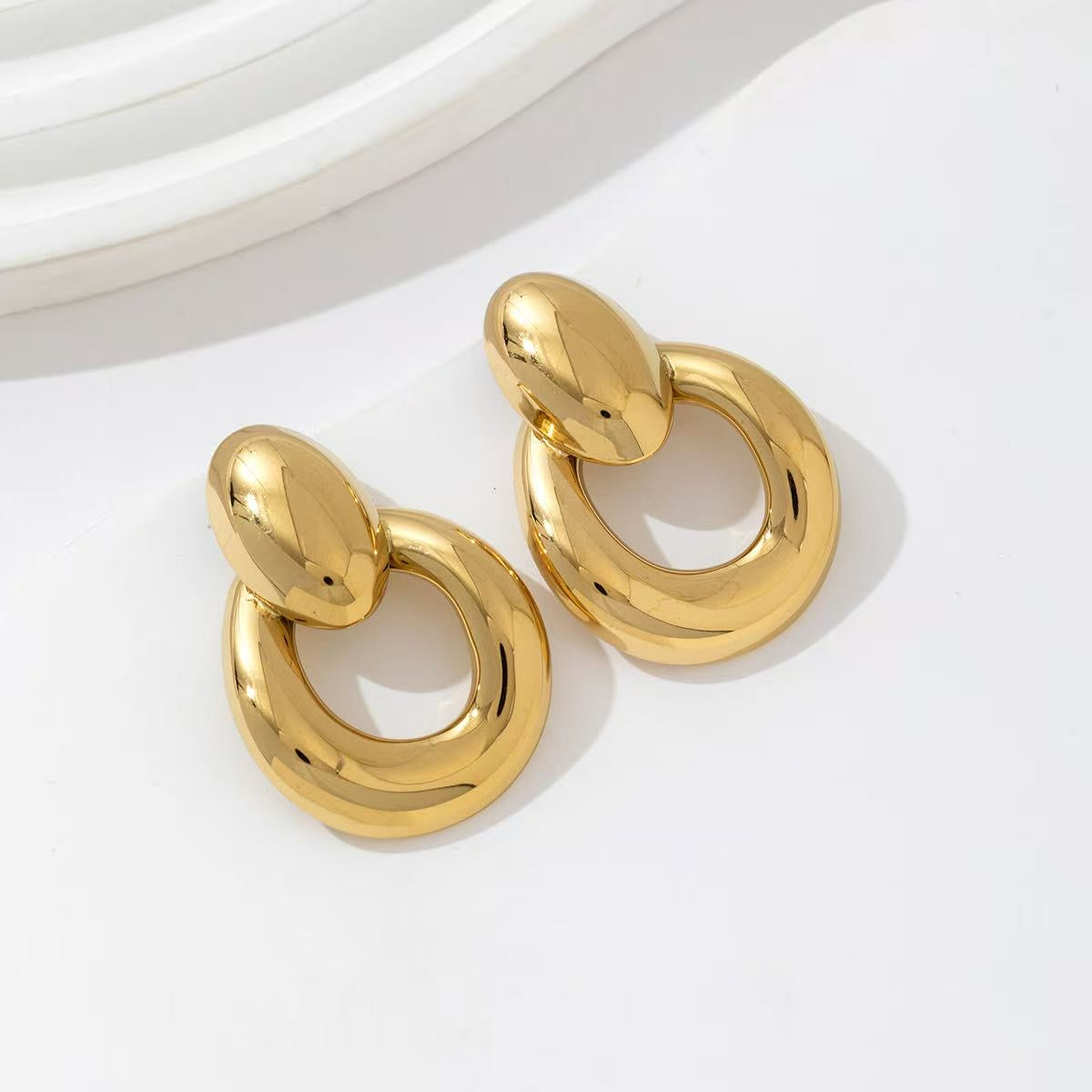 Closer stud earrings