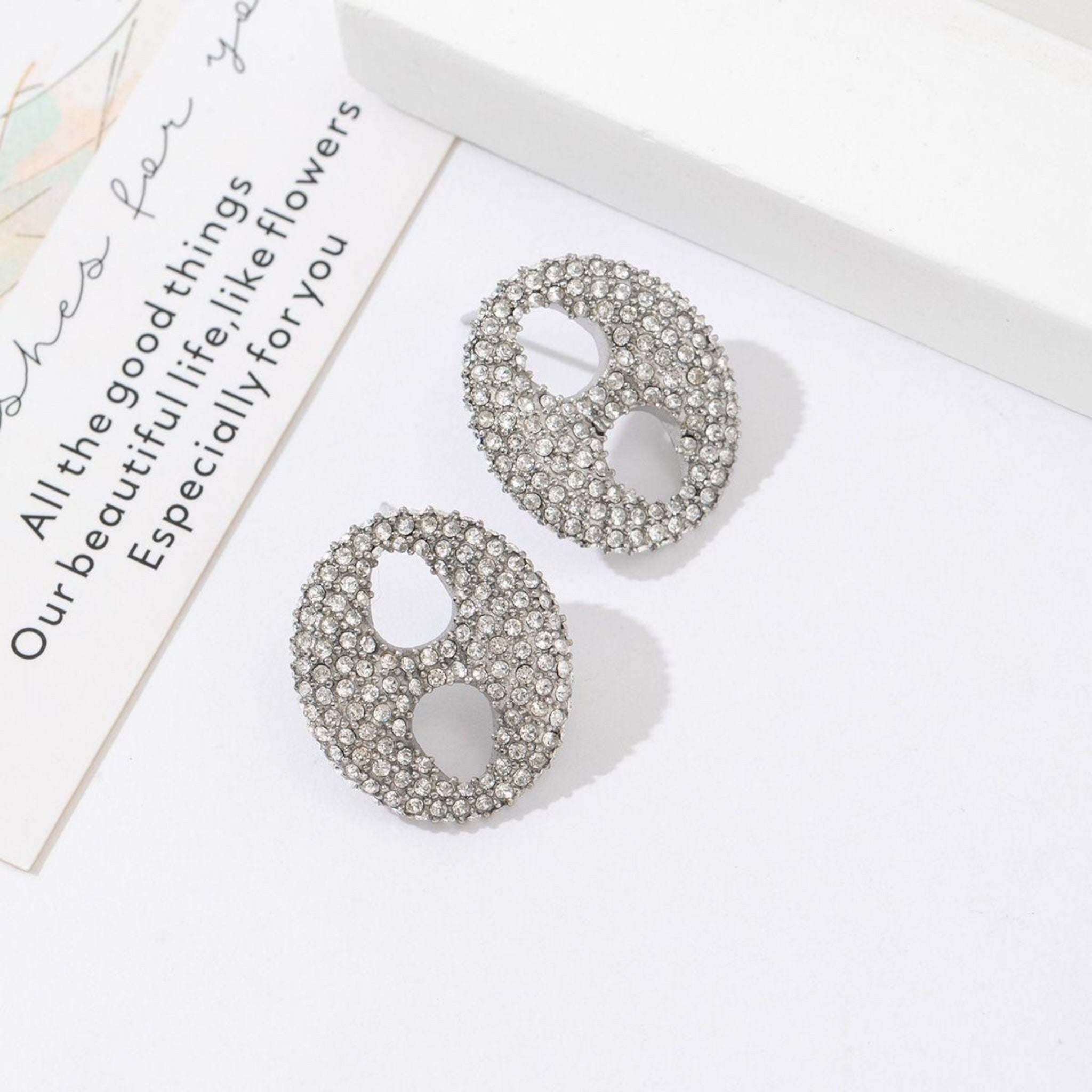 Strassy peace oorbellen