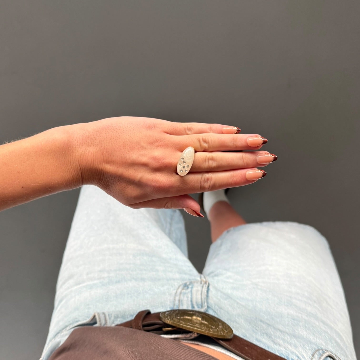 Strassy ovaler Ring ekru