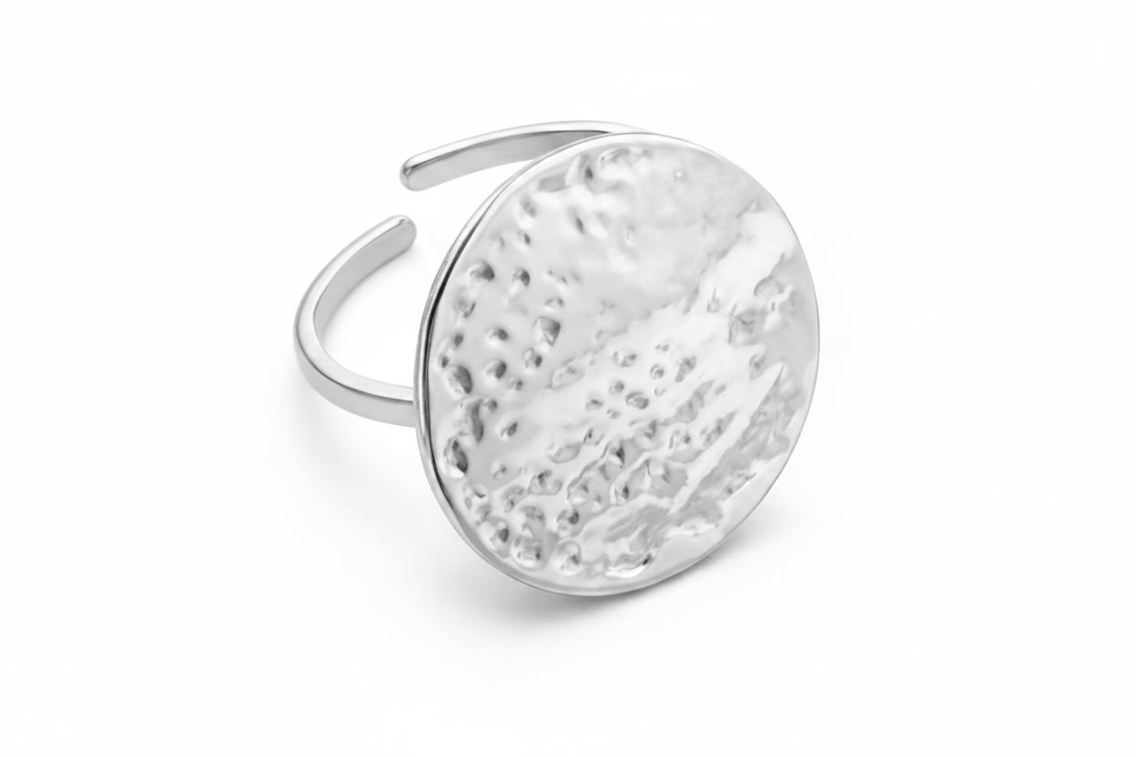 Zilveren hammered disc ring