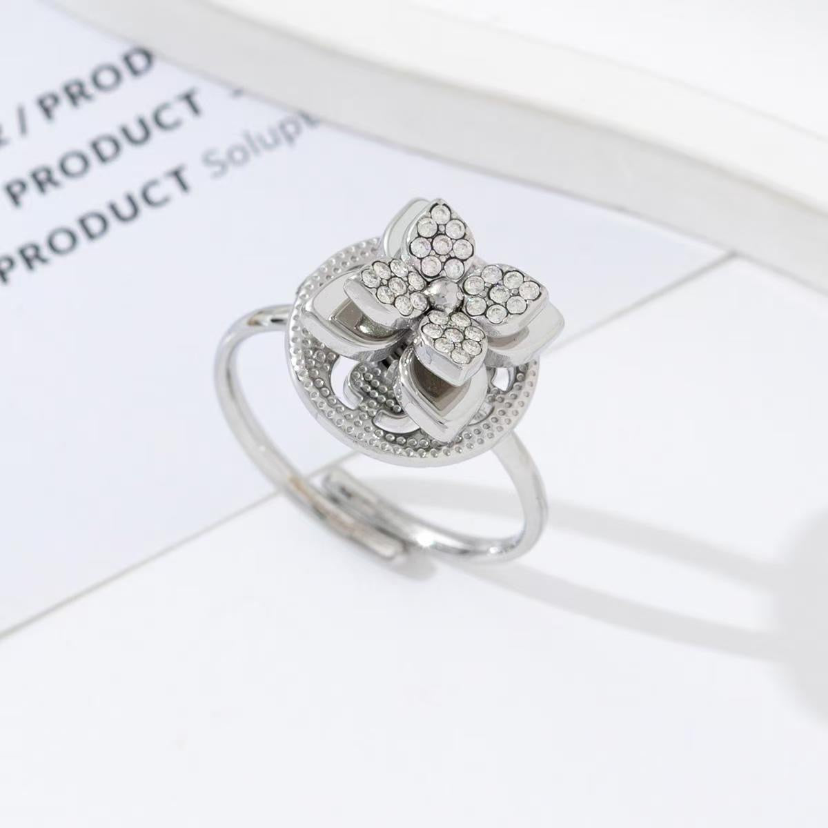 Spinning clover ring