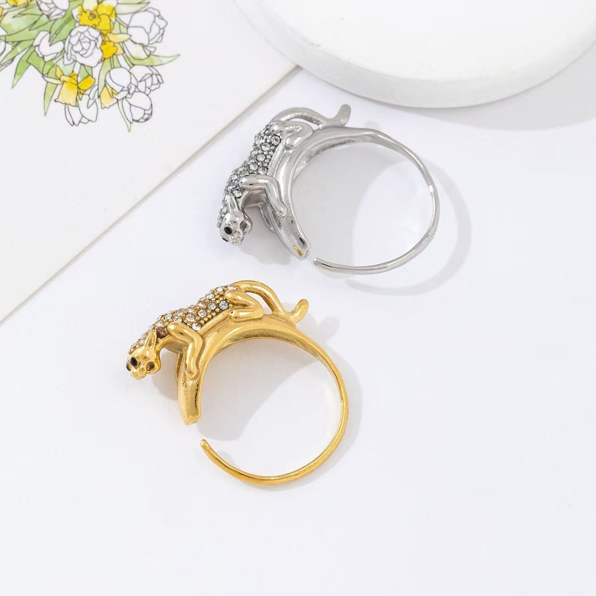 Glossy panter ring
