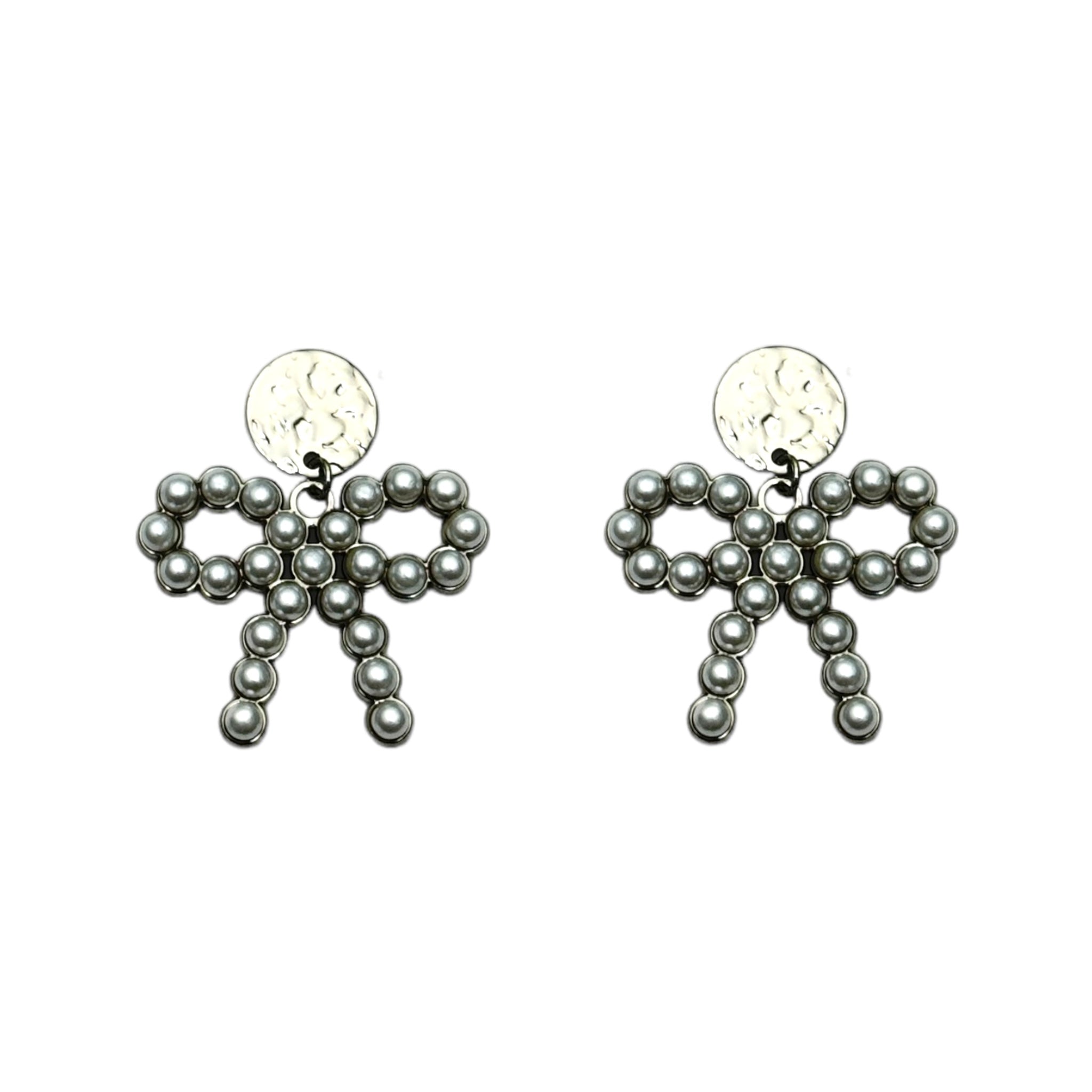 Earring with pearl bow