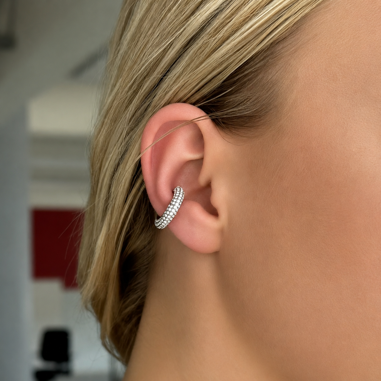 Strassy ear cuff