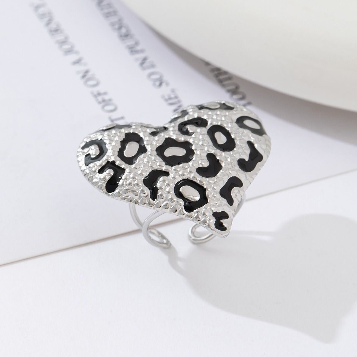 Statement panter ring