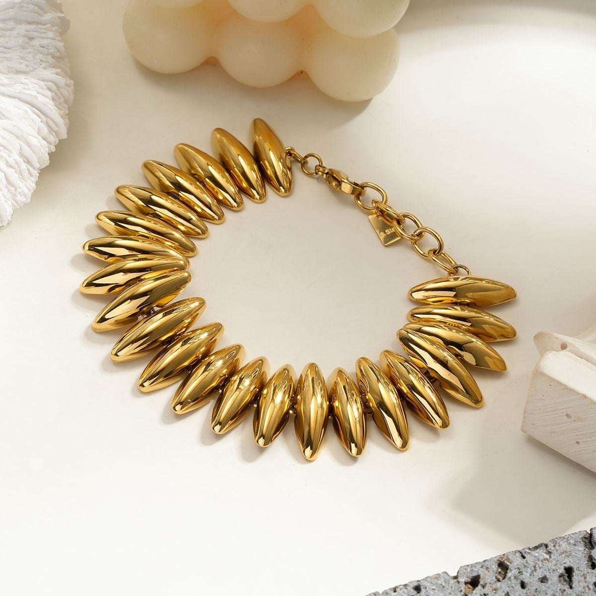 Spikey armband