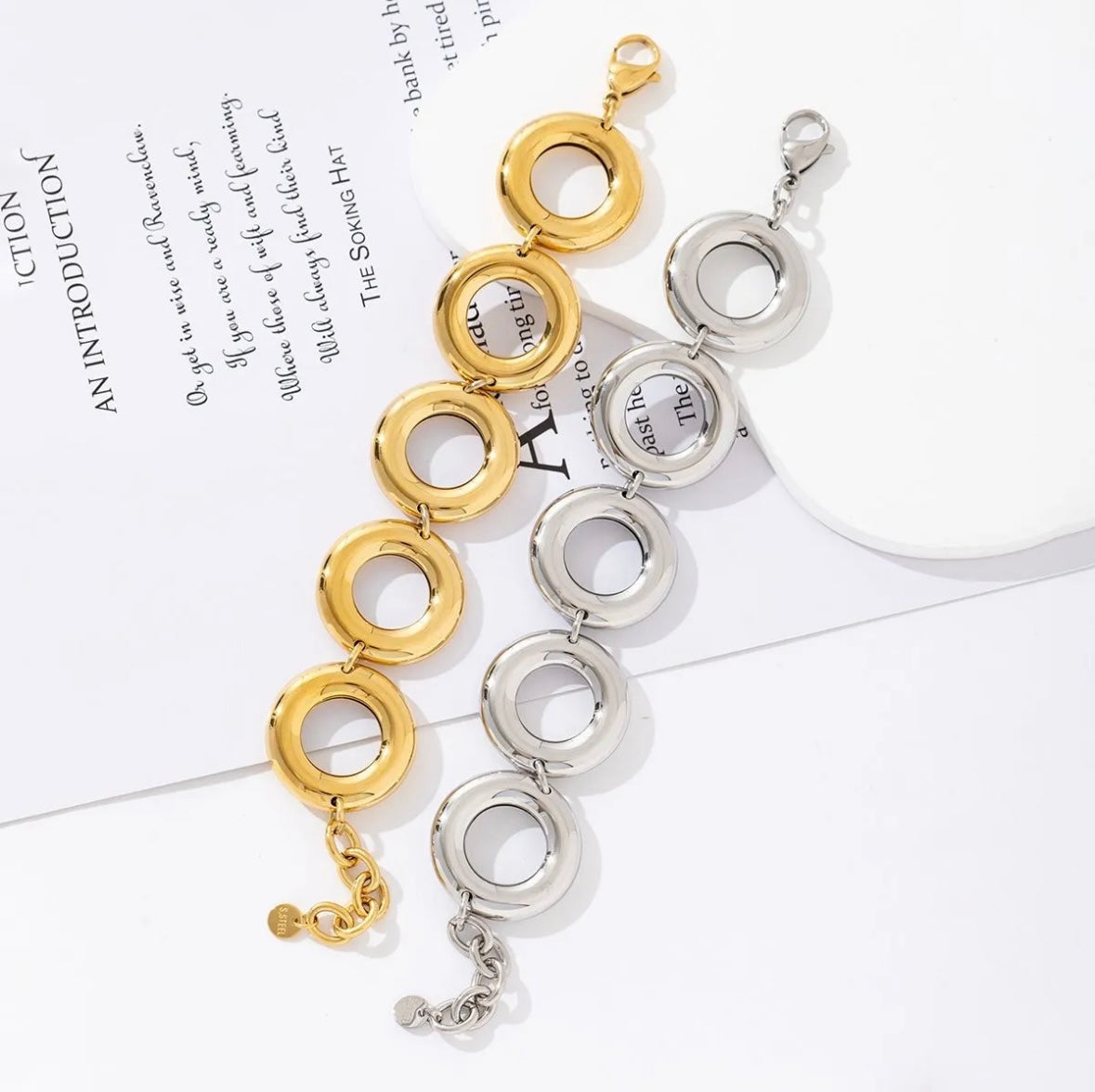 Circle armband