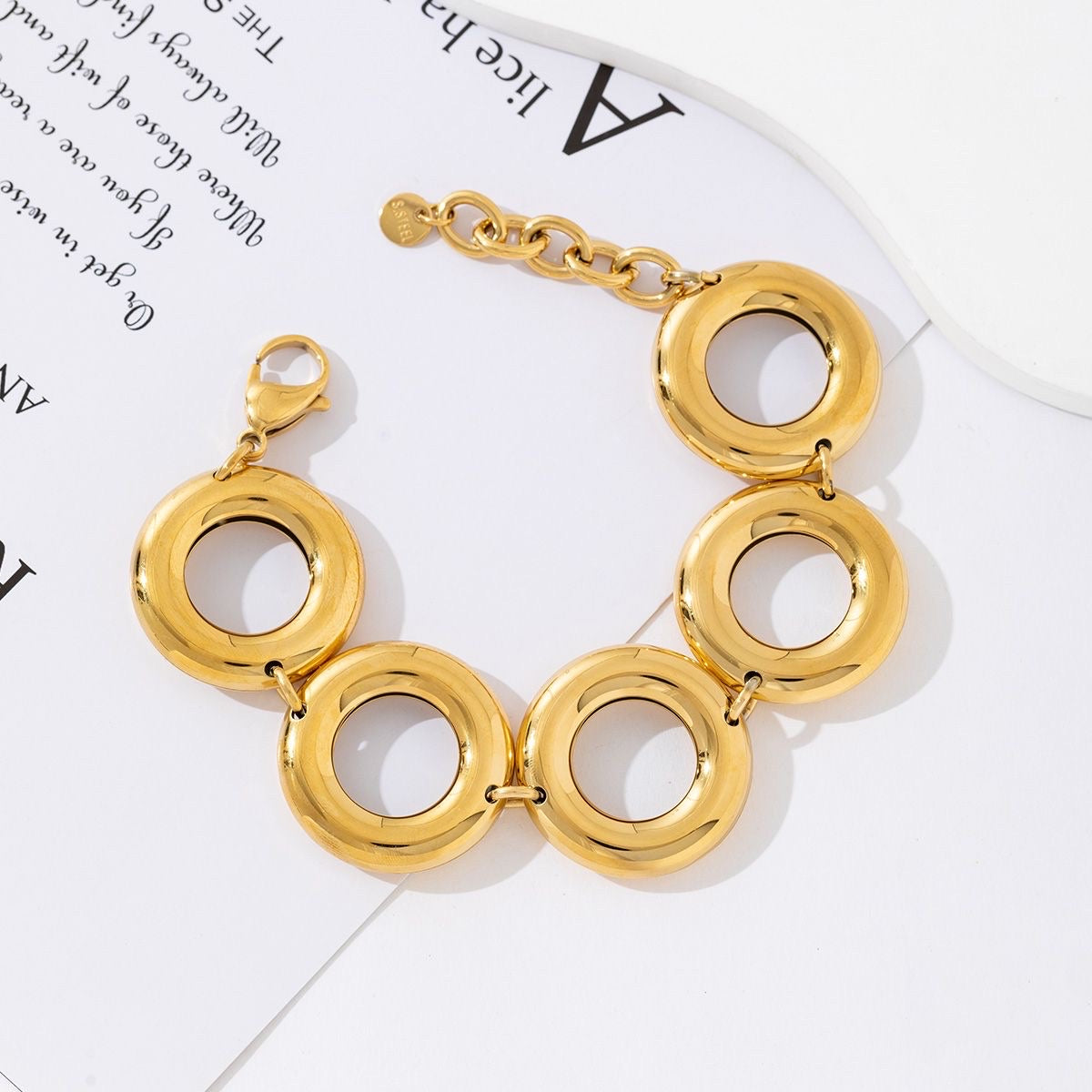 Circle armband