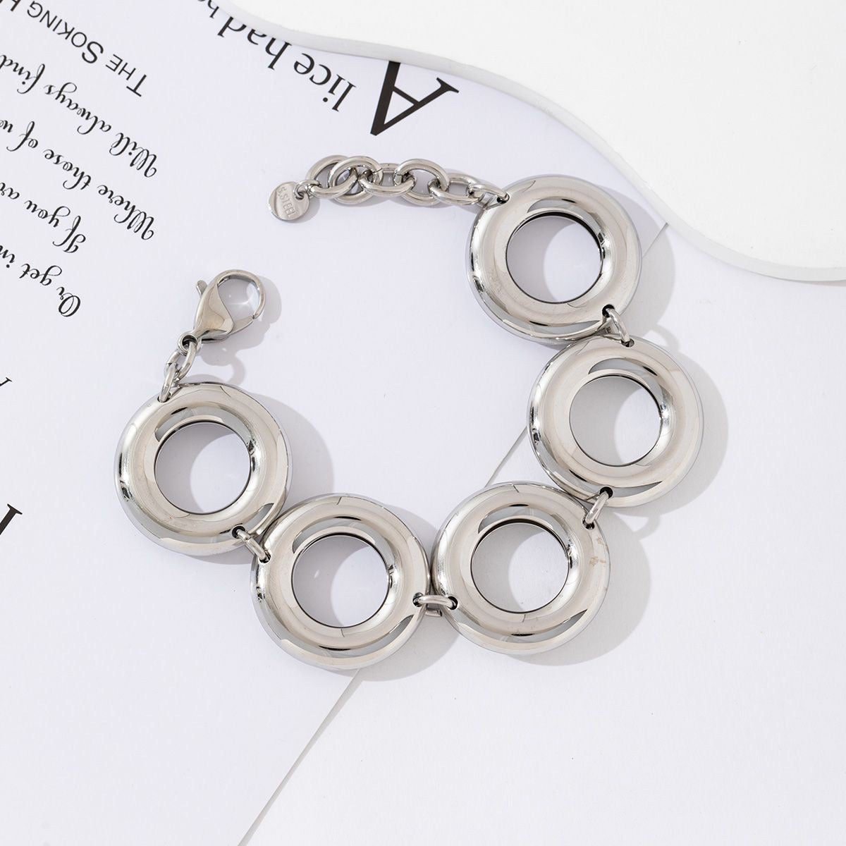 Circle armband