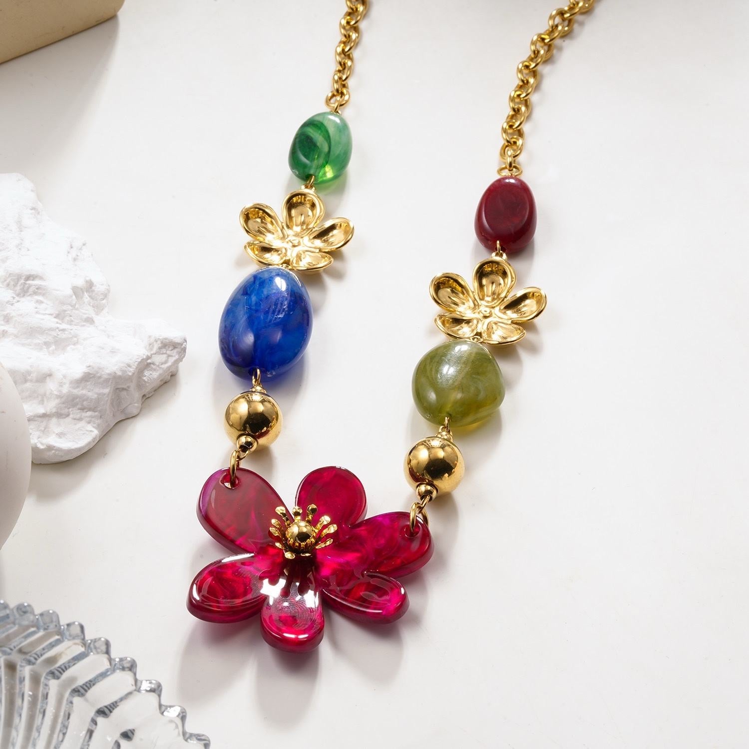 Acryl flower ketting