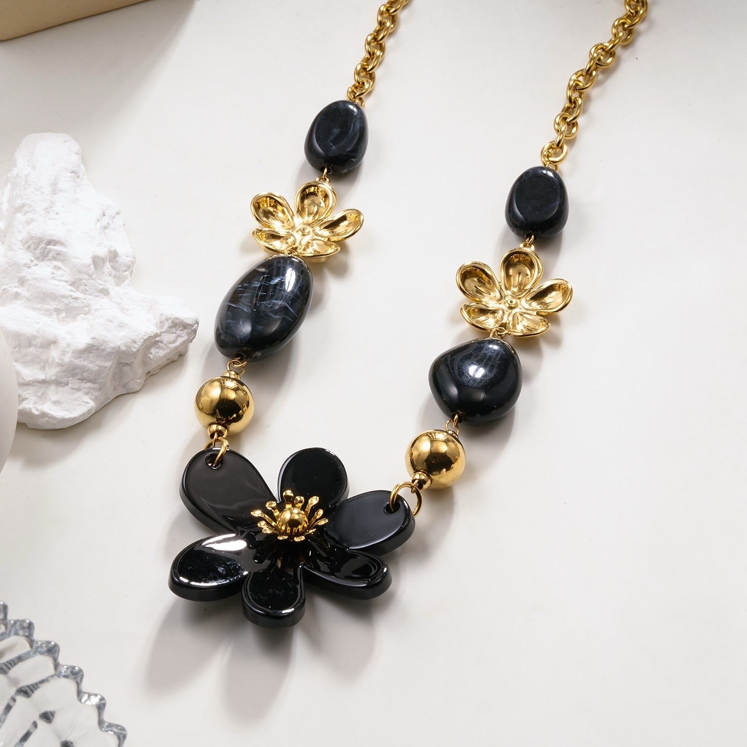 Acryl flower ketting