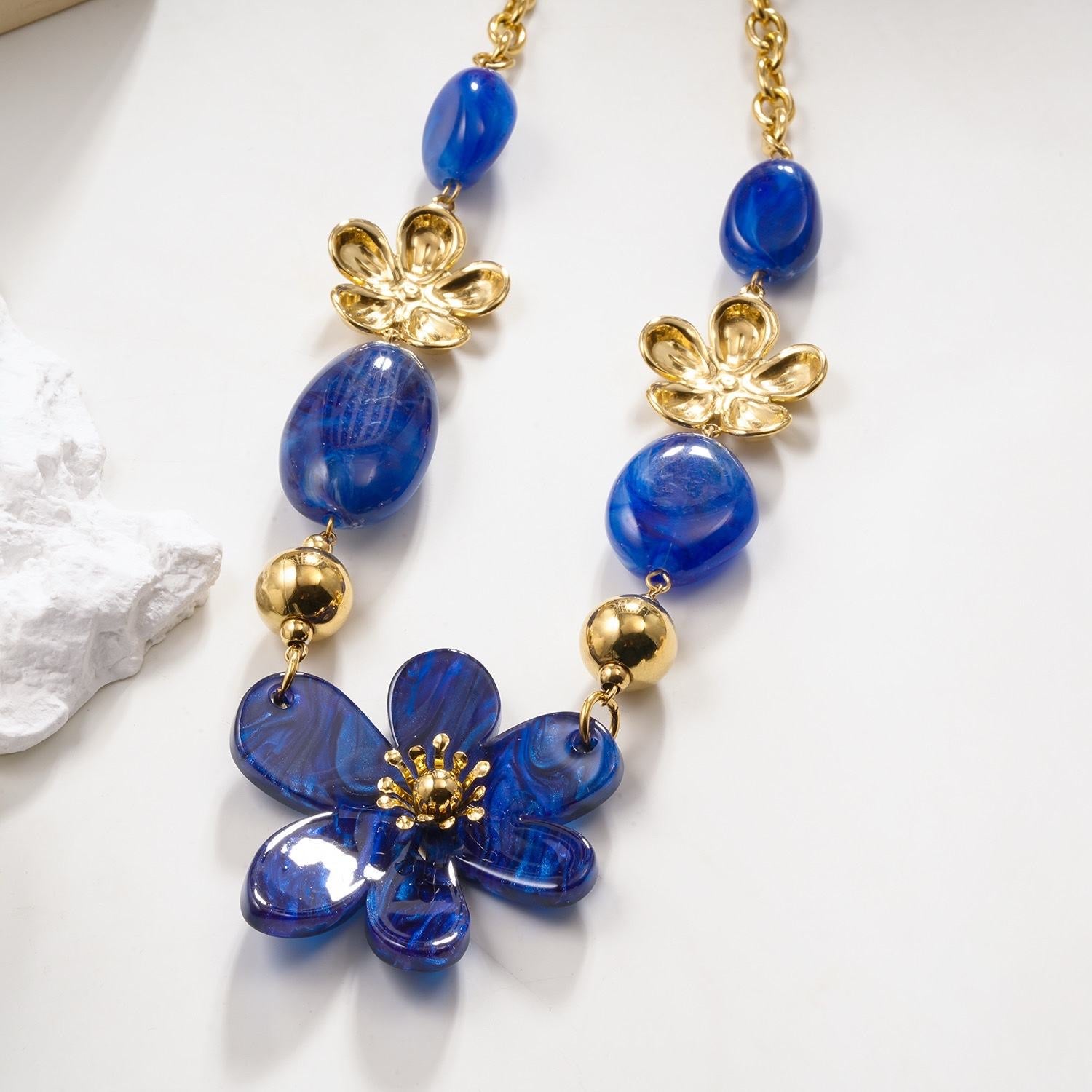 Acryl flower ketting