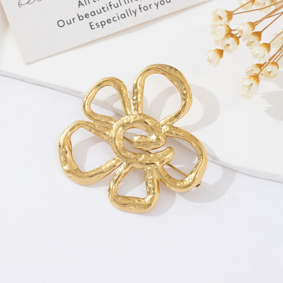 Open flower broche