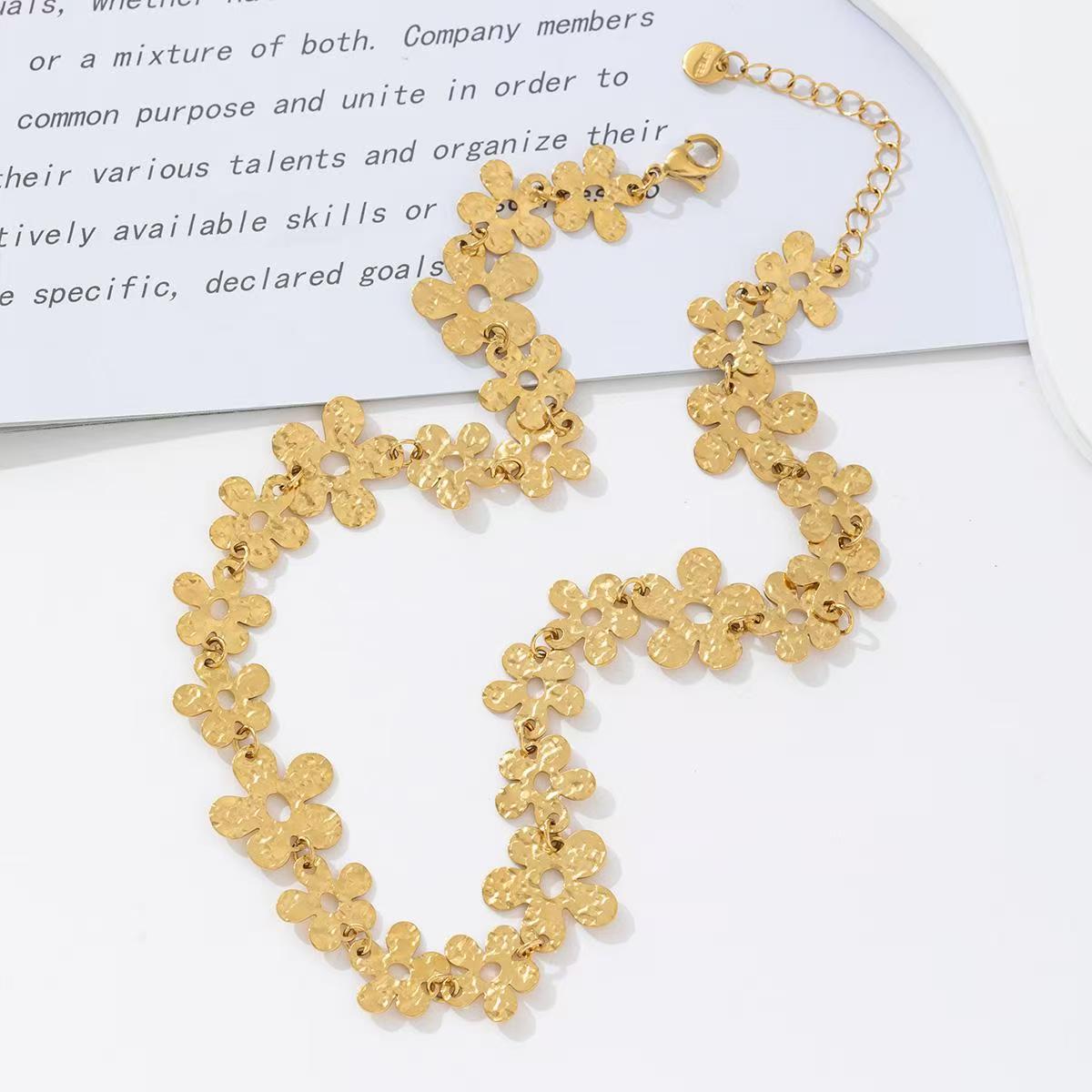 Statement spikey flower ketting