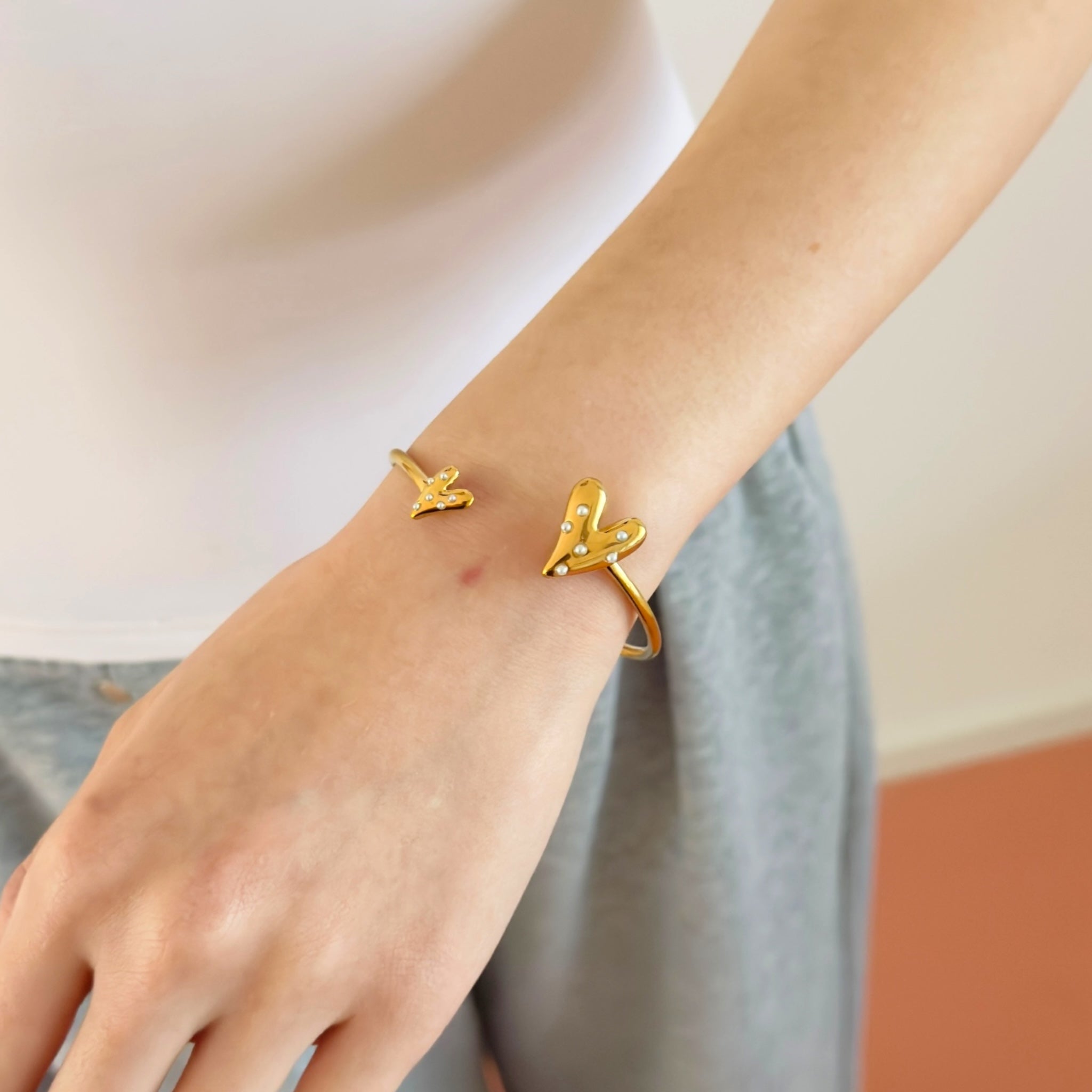 Parel met hart open bangle