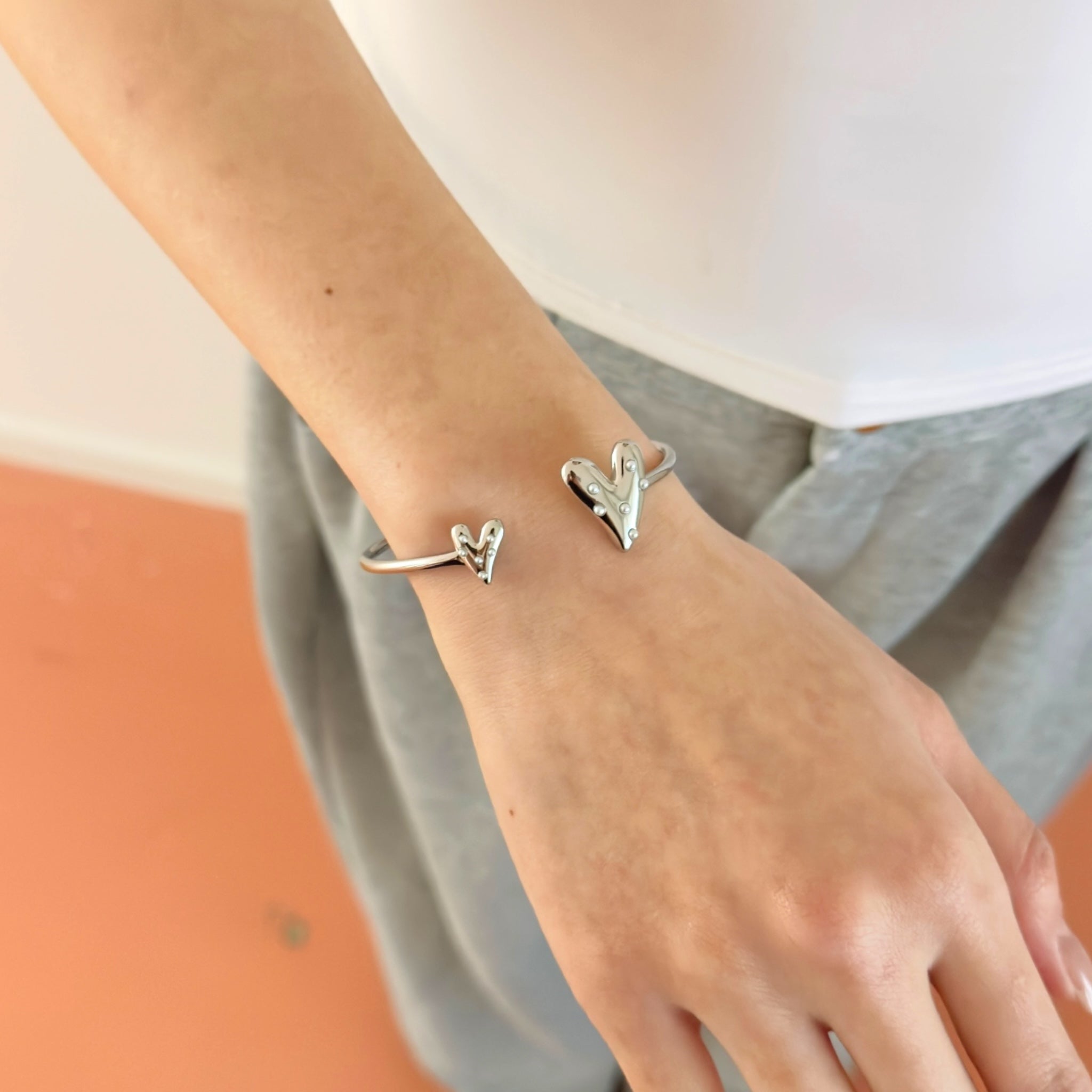 Parel met hart open bangle