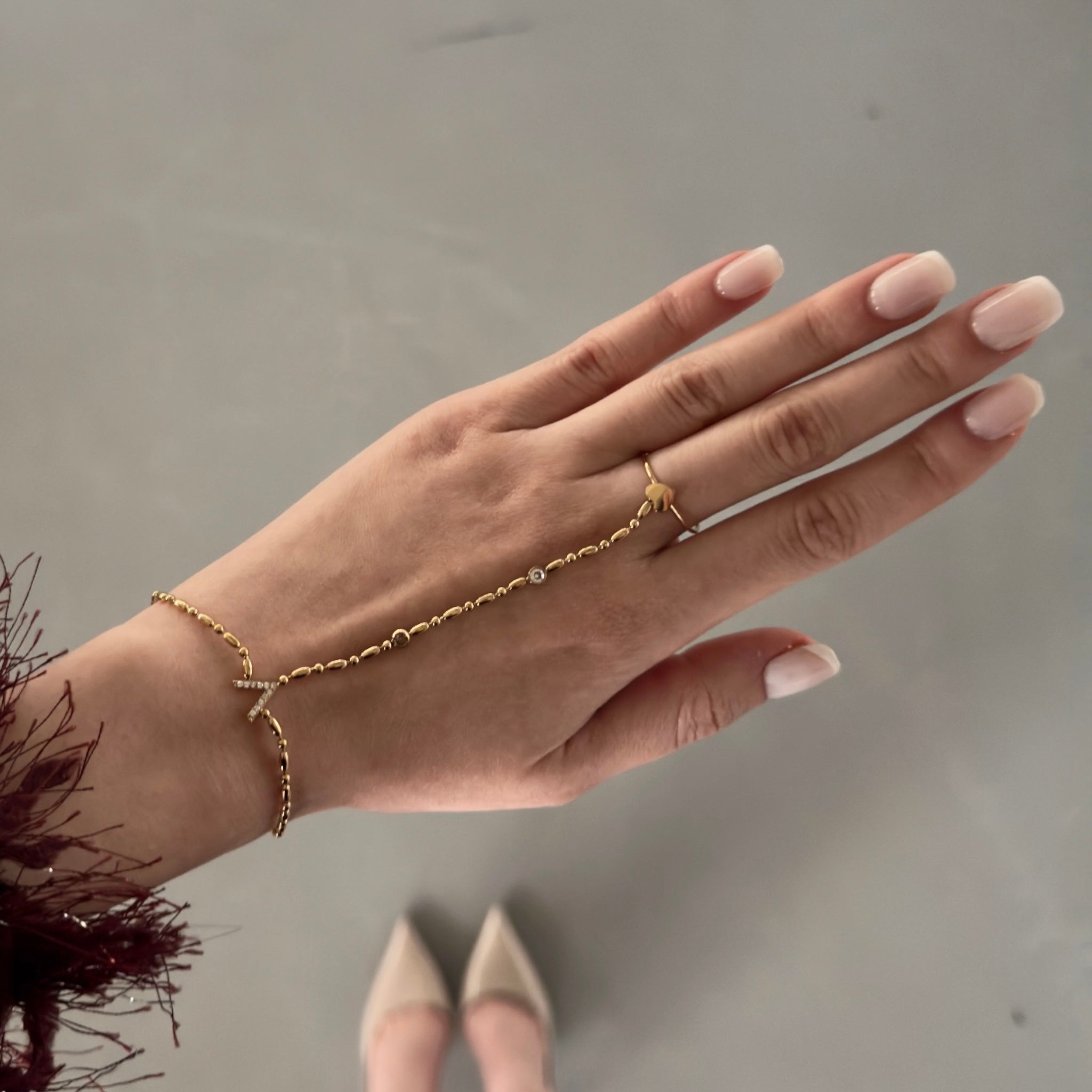 V hand chain