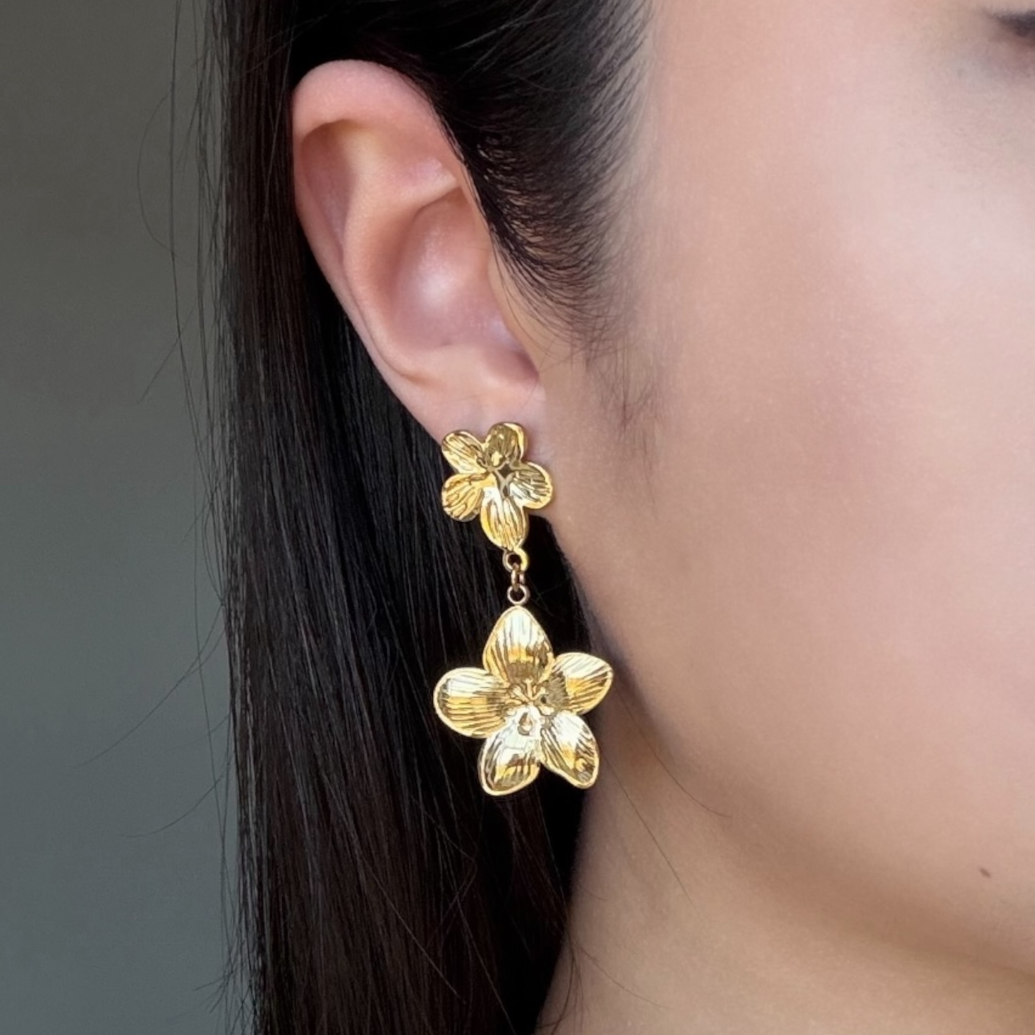 Flowery stud earrings