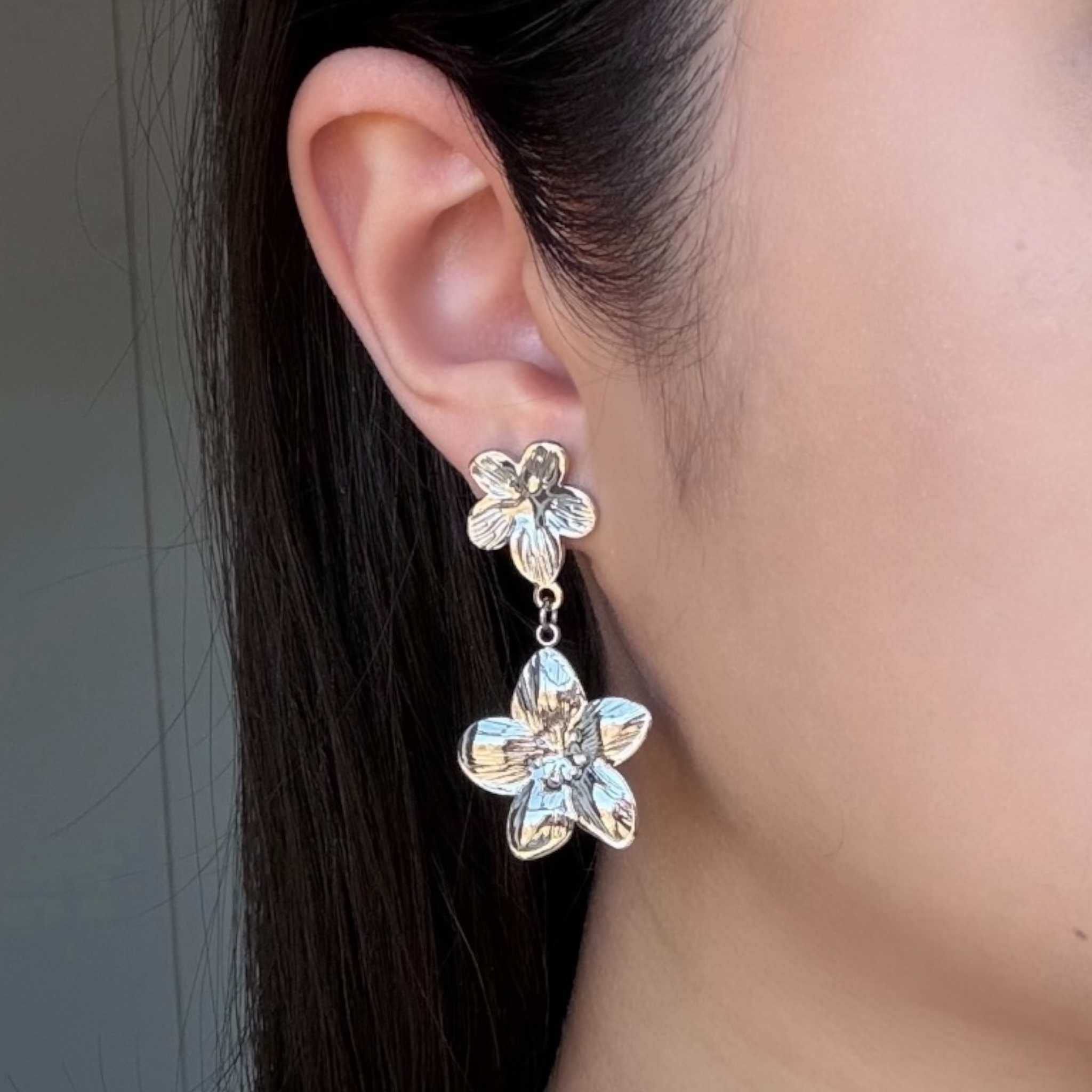 Flowery stud earrings
