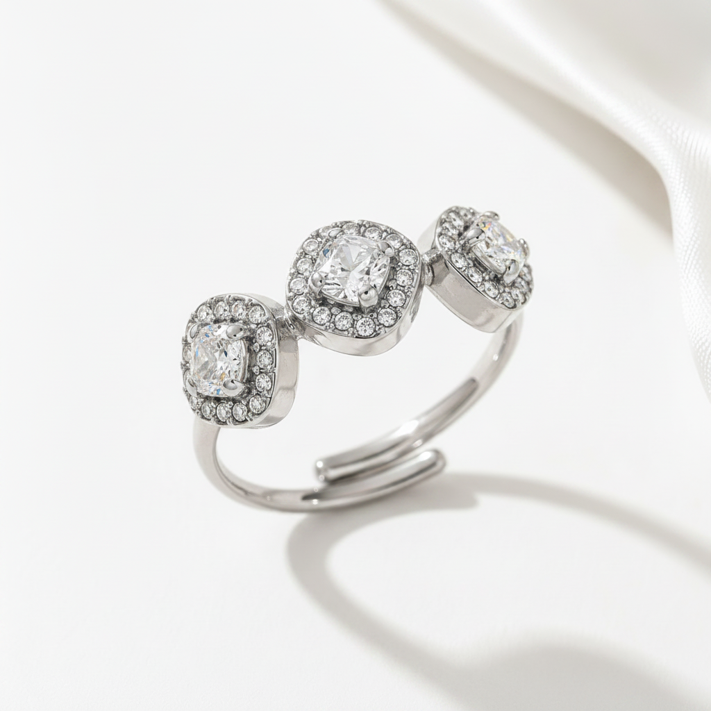 Drie-steen zilveren ring met zirkonia