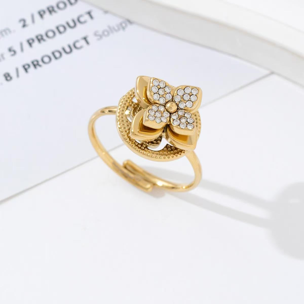 Spinning clover ring