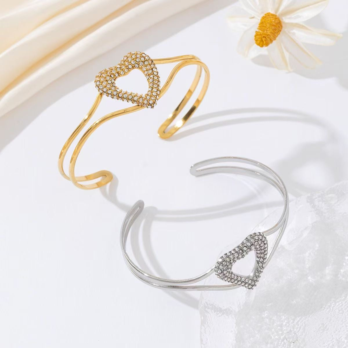 Open strass love bangle Goud SOFIZARE