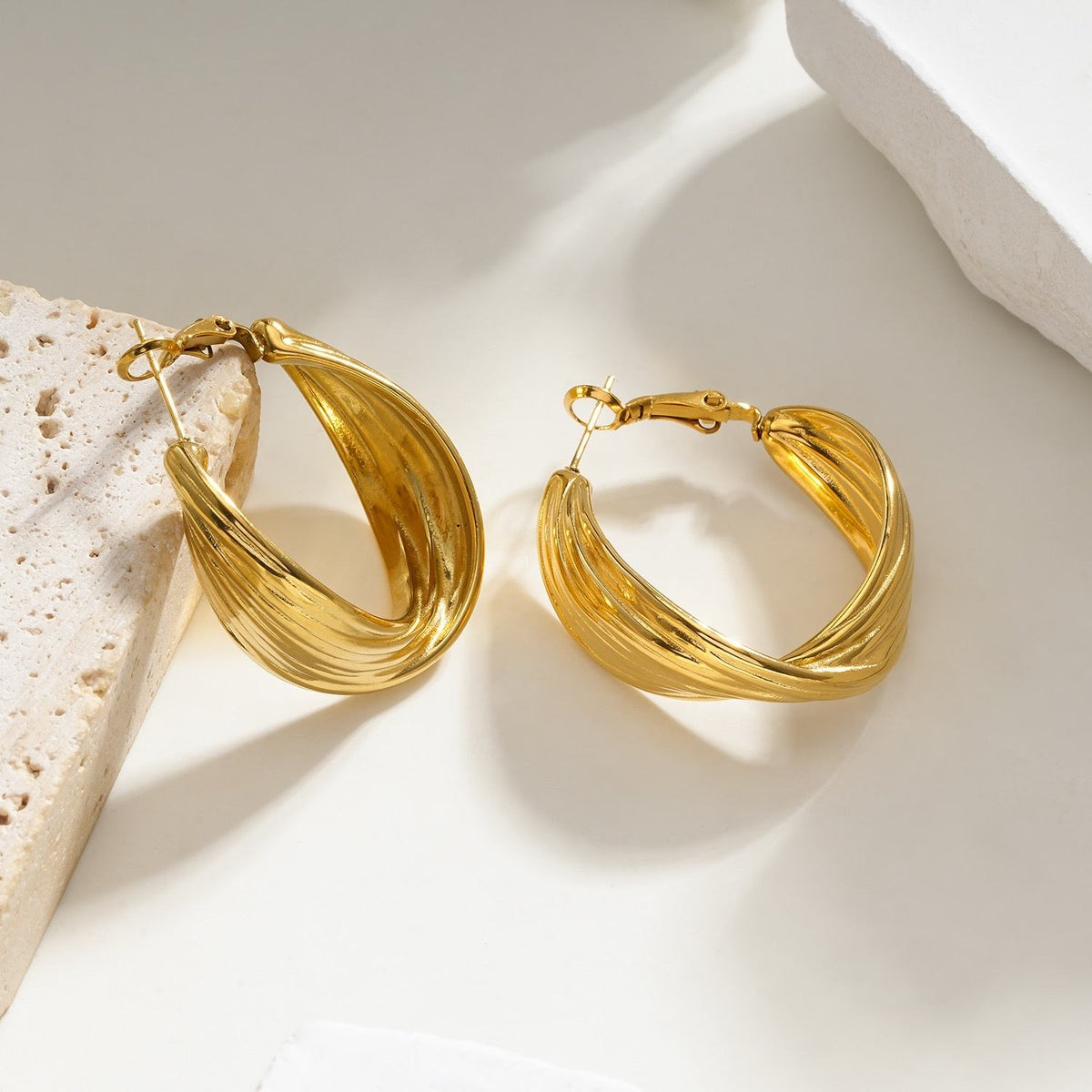Wave hoops oorbellen Goud SOFIZARE