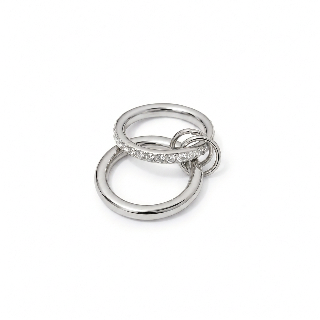 Zilverkleurige verstrengelde ringen op een witte achtergrond, vierkant